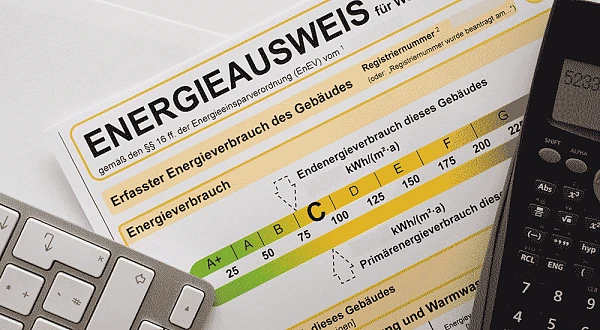 Energieausweis zum Stromverbrauch um Strom zu sparen von s-motive (AdobeStock)