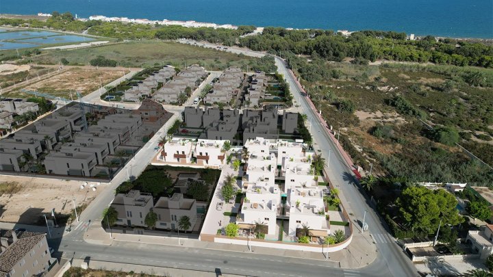 Moderne Villen mit 3 Schlafzimmern, 3 Bädern und Privatpool nur 500 m vom kilometerlangen Sandstrand