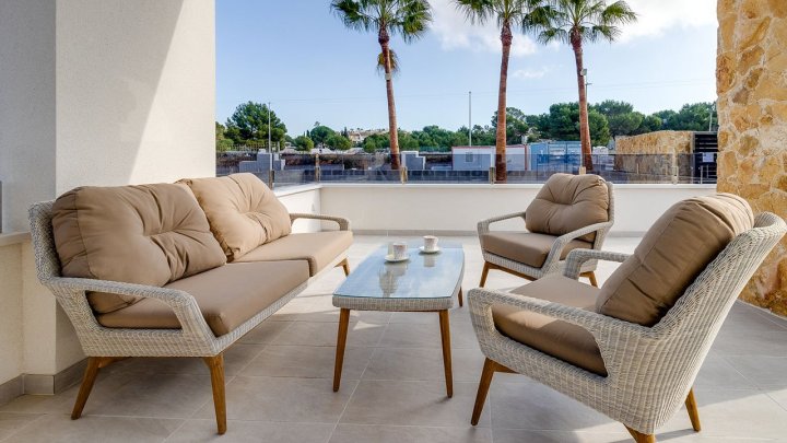 Appartements mit 2 Schlafzimmern und 2 Bädern in abgeschlossener Anlage mit Gemeinschaftspool, Fitnessraum, Sauna und Jacuzzi