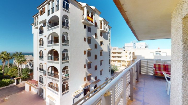 Sehr geräumiges Apartment mit wunderschönem Meerblick im 3. Stock in der La Gran Via De La Manga, nur wenige Gehminuten vom Strand entfernt 