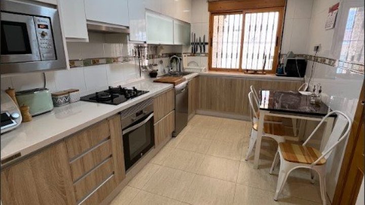 Attraktives und gepflegtes Landhaus mit 4 Schlafzimmern und 3 Bädern
