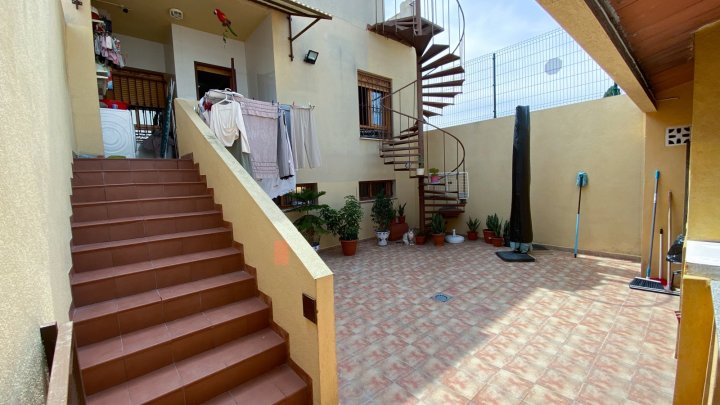 Attraktives und gepflegtes Landhaus mit 4 Schlafzimmern und 3 Bädern