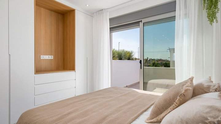 Zweigeschossige Villen mit 3 Schlafzimmern, 2 Bädern, Vorinstallation Klimaanlage und Privatpool am Golfplatz von La Serena Golf