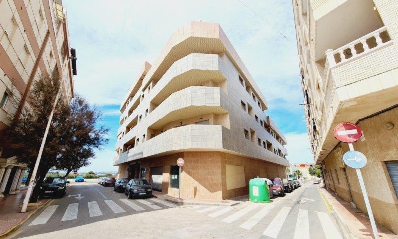 Attraktive Wohnung mit 2 Schlafzimmern und 2 Bädern, nur 300 Meter zum Meer