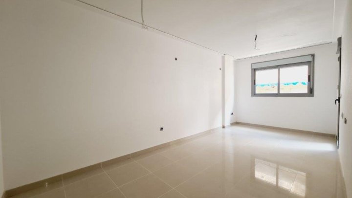 Attraktive Wohnung mit 2 Schlafzimmern und 2 Bädern, nur 300 Meter zum Meer