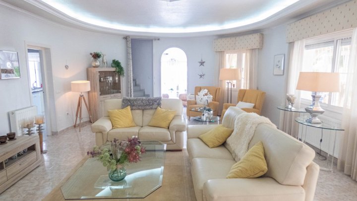 Attraktive freistehende Villa mit Sommerhaus 