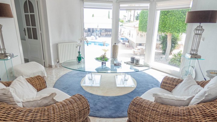 Attraktive freistehende Villa mit Sommerhaus 
