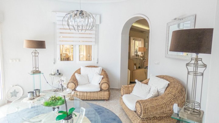 Attraktive freistehende Villa mit Sommerhaus 