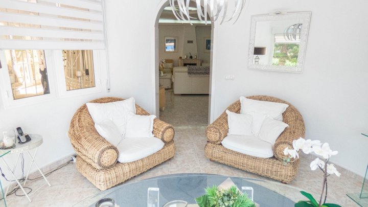 Attraktive freistehende Villa mit Sommerhaus 