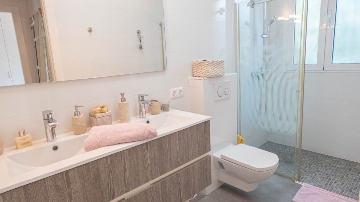 Attraktive freistehende Villa mit Sommerhaus 