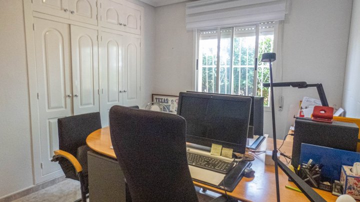 Attraktive freistehende Villa mit Sommerhaus 