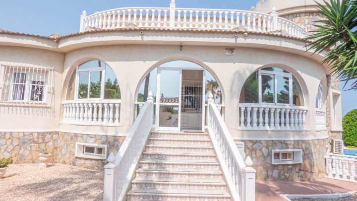 Attraktive freistehende Villa mit Sommerhaus 