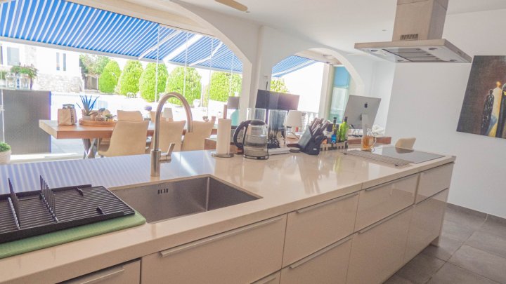 Attraktive freistehende Villa mit Sommerhaus 