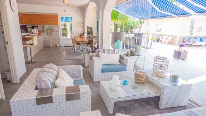 Attraktive freistehende Villa mit Sommerhaus 