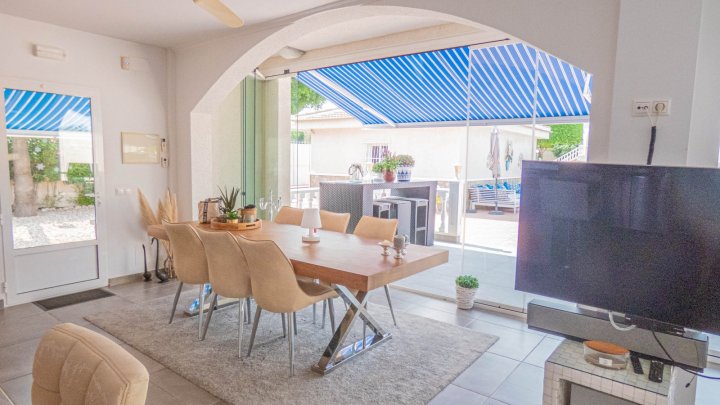 Attraktive freistehende Villa mit Sommerhaus 