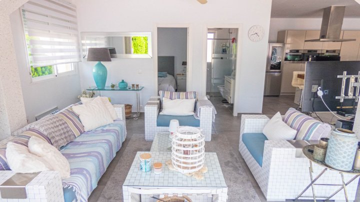 Attraktive freistehende Villa mit Sommerhaus 