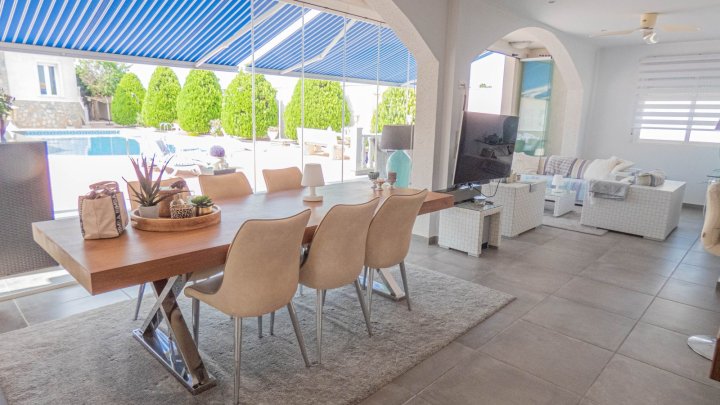 Attraktive freistehende Villa mit Sommerhaus 