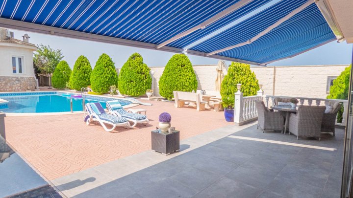 Attraktive freistehende Villa mit Sommerhaus 