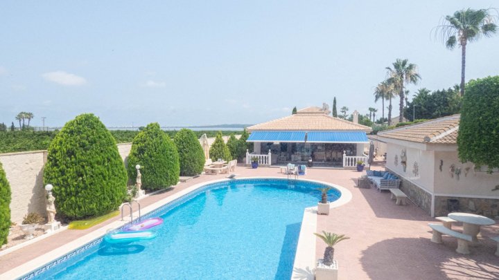 Attraktive freistehende Villa mit Sommerhaus 