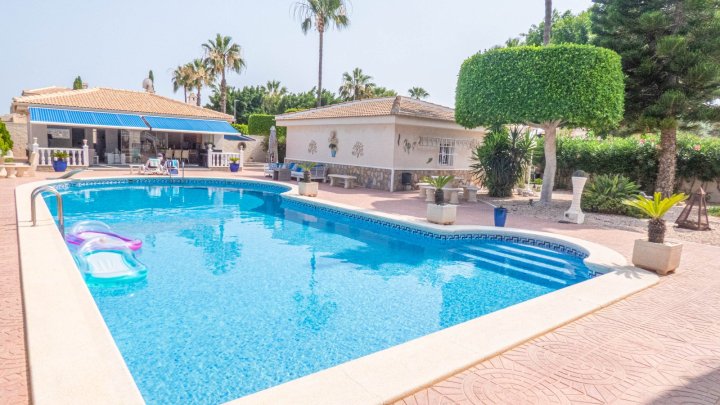 Attraktive freistehende Villa mit Sommerhaus 