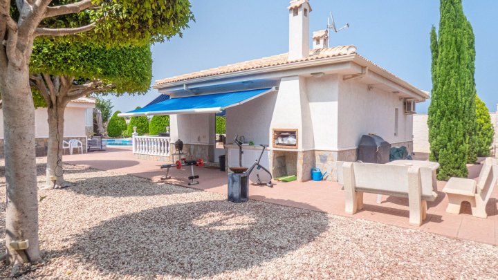 Attraktive freistehende Villa mit Sommerhaus 