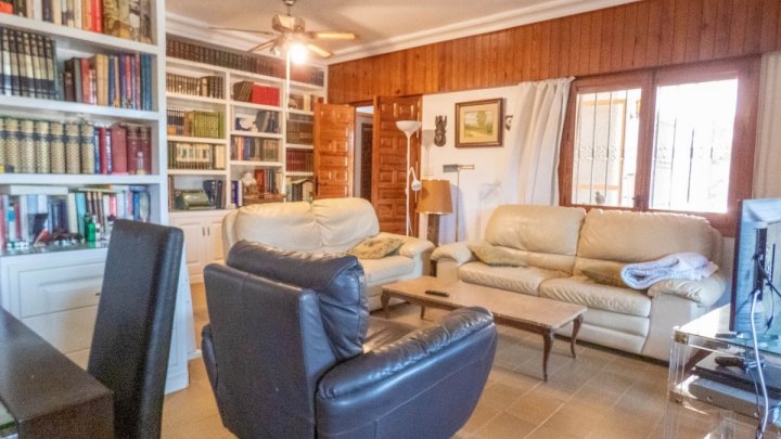 Attraktive Ebenerdige Villa mit 268 m² Wohnfläche auf 800 m² Grundstück 