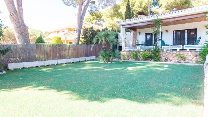 Attraktive Ebenerdige Villa mit 268 m² Wohnfläche auf 800 m² Grundstück 
