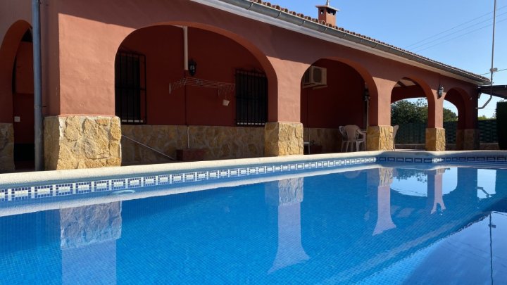 Schöner spanischer Stil Finca mit Pool, Grill, Garage, Carport, Klimaanlagen, zu Fuß in die Stadt.
