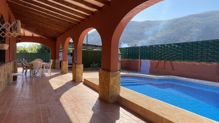 Schöner spanischer Stil Finca mit Pool, Grill, Garage, Carport, Klimaanlagen, zu Fuß in die Stadt.