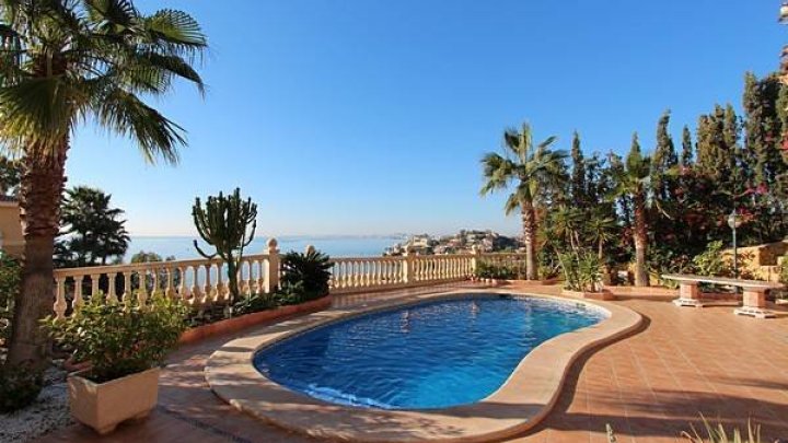 Schöne Villa mit großem privatem Pool und beeindruckendem Blick über die Küste