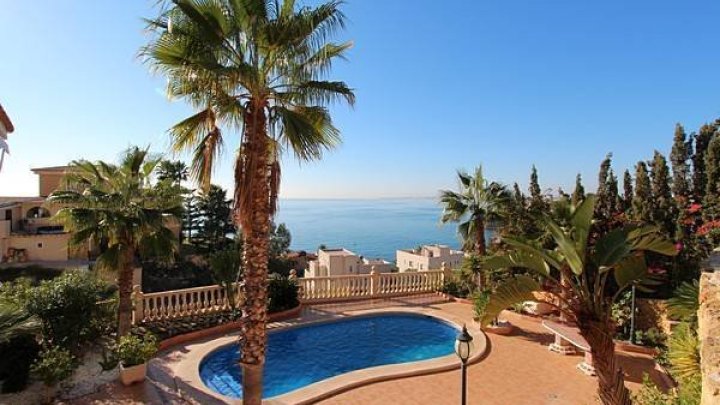 Schöne Villa mit großem privatem Pool und beeindruckendem Blick über die Küste