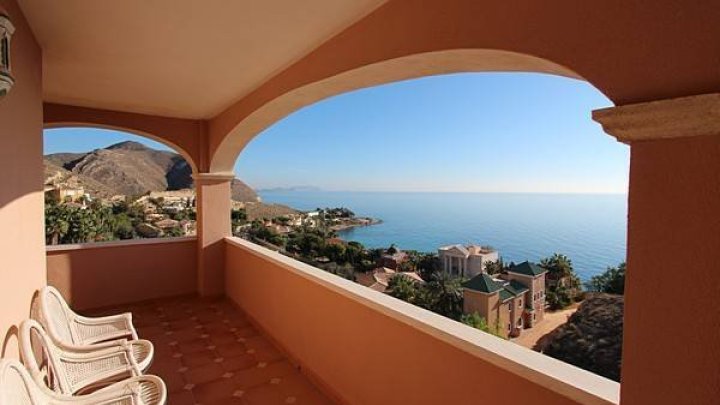 Schöne Villa mit großem privatem Pool und beeindruckendem Blick über die Küste