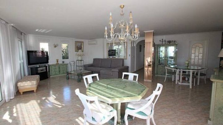 Schöne Villa mit großem privatem Pool und beeindruckendem Blick über die Küste