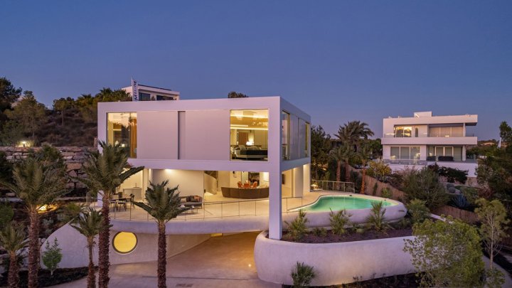 Luxusvilla mit 3 Schlafzimmern, 3 Bädern, Gäste-WC und Privatpool im exklusiven Las Colinas Golf Resort