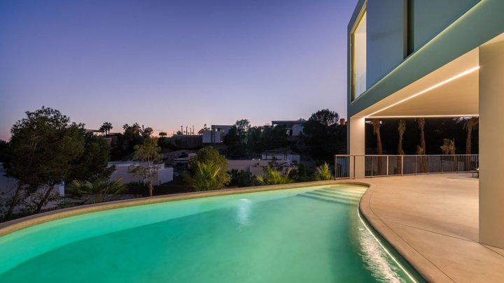Luxusvilla mit 3 Schlafzimmern, 3 Bädern, Gäste-WC und Privatpool im exklusiven Las Colinas Golf Resort