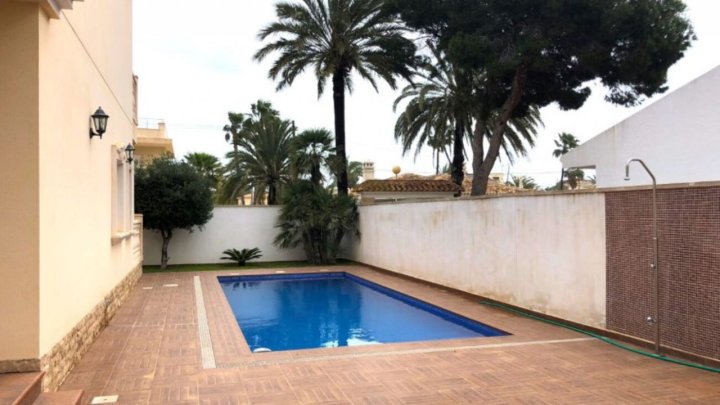 Fabelhafte Luxusvilla in Cabo Roig mit vier Schlafzimmern, vier Badezimmern und einem privaten Swimmingpool