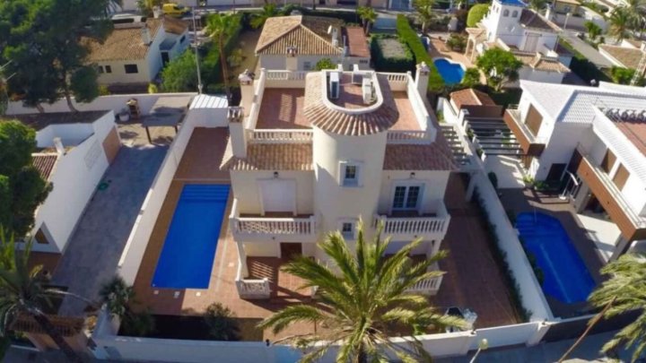 Fabelhafte Luxusvilla in Cabo Roig mit vier Schlafzimmern, vier Badezimmern und einem privaten Swimmingpool