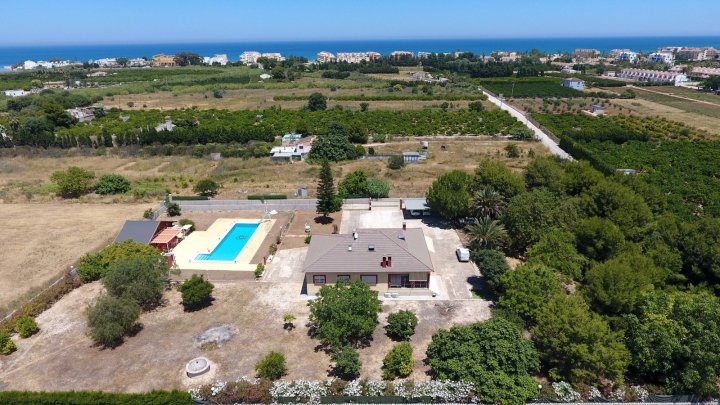 Villa mit 4 Schlafzimmern und großem Pool, auf einem großzügigen Grundstück ohne Stromleitungen und in unmittelbarer Nähe zum Strand