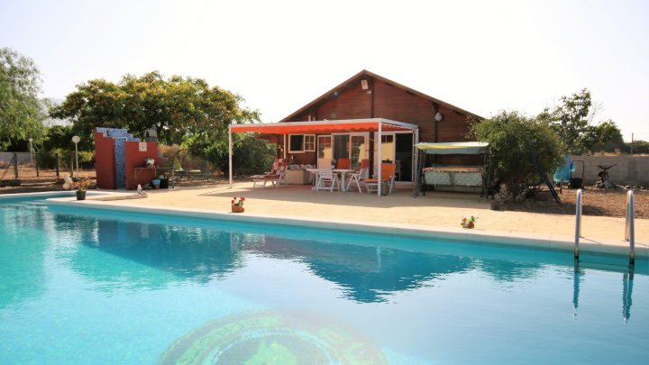 Villa mit 4 Schlafzimmern und großem Pool, auf einem großzügigen Grundstück ohne Stromleitungen und in unmittelbarer Nähe zum Strand