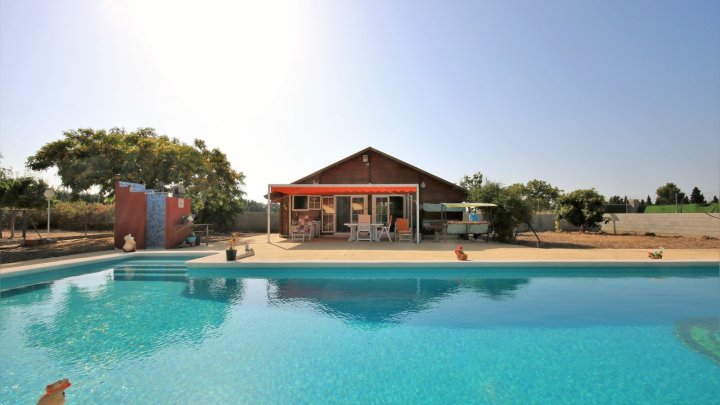 Villa mit 4 Schlafzimmern und großem Pool, auf einem großzügigen Grundstück ohne Stromleitungen und in unmittelbarer Nähe zum Strand