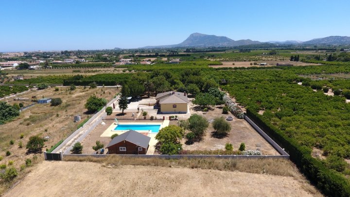 Villa mit 4 Schlafzimmern und großem Pool, auf einem großzügigen Grundstück ohne Stromleitungen und in unmittelbarer Nähe zum Strand