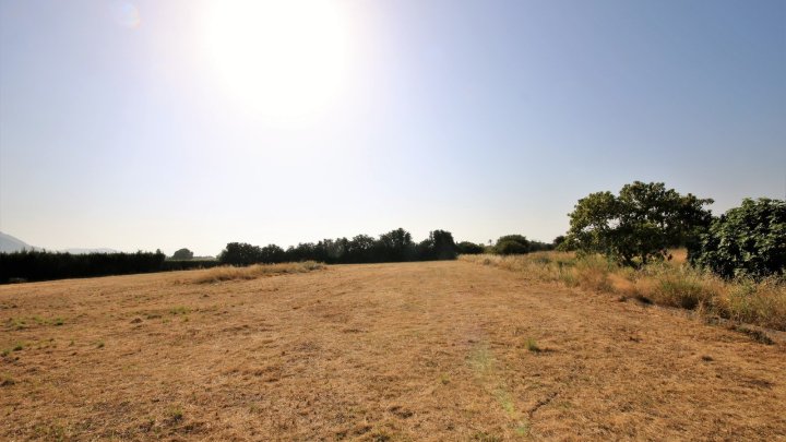 Villa mit 4 Schlafzimmern und großem Pool, auf einem großzügigen Grundstück ohne Stromleitungen und in unmittelbarer Nähe zum Strand