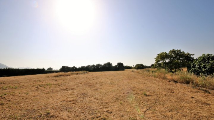 Villa mit 4 Schlafzimmern und großem Pool, auf einem großzügigen Grundstück ohne Stromleitungen und in unmittelbarer Nähe zum Strand