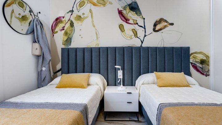 Appartements mit 2 Schlafzimmern, 2 Bädern, Tiefgaragenstellplatz, Gemeinschaftspool und schönem Ausblick nur 1.200 m vom Jachthafen und Strand