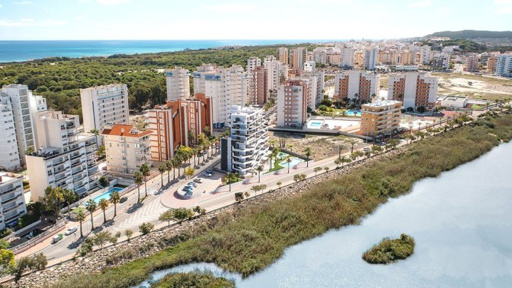 Appartements mit 2 Schlafzimmern, 2 Bädern, Tiefgaragenstellplatz, Gemeinschaftspool und schönem Ausblick nur 1.200 m vom Jachthafen und Strand