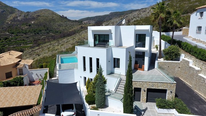 Exquisites Haus mit Pool, Meerblick und Aufzug