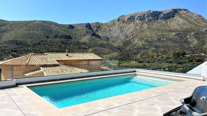 Exquisites Haus mit Pool, Meerblick und Aufzug