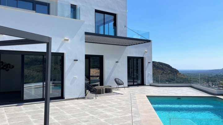 Exquisites Haus mit Pool, Meerblick und Aufzug