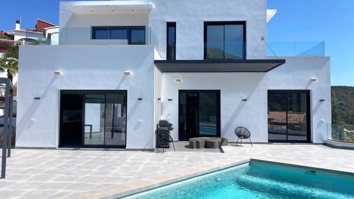 Exquisites Haus mit Pool, Meerblick und Aufzug