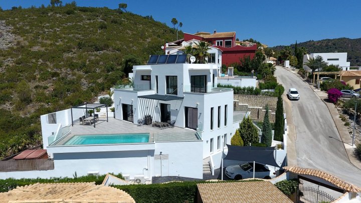 Exquisites Haus mit Pool, Meerblick und Aufzug